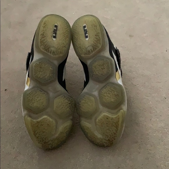 Nike EHM Lebrons white and gold - Picture 3 of 4